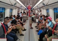 地铁男子辱骂拳打女子被制止,辱骂拳打女子事件，正义乘客挺身而出制止暴力行为