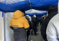 患者激增医护人员大面积感染,患者激增与医护人员感染下的医疗体系压力